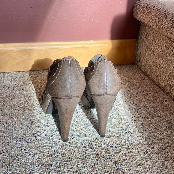 NWOT Brown Oxford Pumps by Guess size 6 Lace up Heel Work Party Classy - Picture 6 of 9